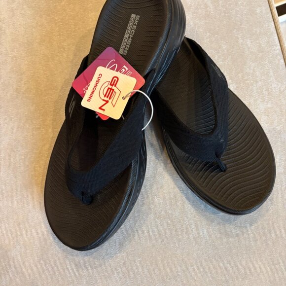 SKECHERS GO WALK SANDALS FLIP FLOPS BLACK WOMEN'S SIZE 8 NWT VACATION LOUNGE - Picture 4 of 7